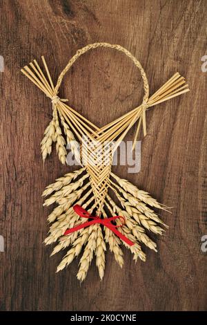 Poupée de husk de maïs pour la bénédiction de protection de maison de ferme. Symbole païen de la fertilité, du succès, de la bonne fortune, de la paille naturelle objet également utilisé dans les rituels de récolte Banque D'Images