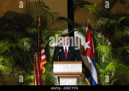 Le secrétaire Mel Martinez à Miami, en Floride. Le secrétaire Mel Martinez à Miami, en Floride sujet, le secrétaire Mel Martinez à Miami, en Floride, lors des événements du Conseil de libération cubain. Banque D'Images
