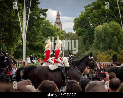 Cavalerie familiale à cheval à l'extérieur de Buckingham Palace, Londres, avec Big Ben en arrière-plan Banque D'Images