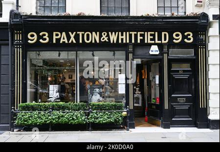 Londres Royaume-Uni 10th septembre 2022 - Paxton & Whitfield dans la fromagerie de Jermyn Street avec des hommages dans la fenêtre après la mort de la reine Elizabeth II à l'âge de 96 le jeudi 8th septembre 2022 Photographie prise par Simon Dack Banque D'Images