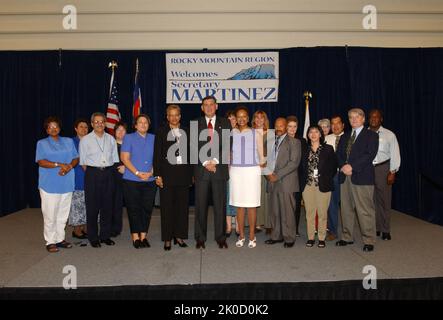 Le secrétaire Mel Martinez à Denver, Colorado. Secrétaire Mel Martinez à Denver, Colorado sujet, Secrétaire Mel Martinez en visite à Denver, Colorado, rencontre avec le personnel local de HUD. Banque D'Images