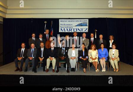 Le secrétaire Mel Martinez à Denver, Colorado. Secrétaire Mel Martinez à Denver, Colorado sujet, Secrétaire Mel Martinez en visite à Denver, Colorado, rencontre avec le personnel local de HUD. Banque D'Images