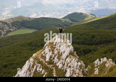 MONTE SIRENTE, ITALIE - 10 SEPTEMBRE 2022 : vue panoramique depuis Monte Sirente avec forêt verte et sauvage des Abruzzes pendant la saison estivale en Italie Banque D'Images