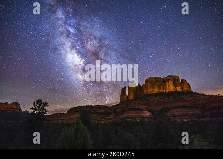 Milky Way au-dessus de Cathedral Rock, Sedona, Arizona, États-Unis Banque D'Images