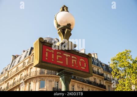 Paris, France. Août 2022. Panneau de métro parisien traditionnel avec bâtiments en arrière-plan. Photo de haute qualité Banque D'Images