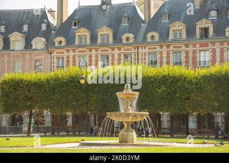 Paris, France. Août 2022. La place des Vosges est l'une des plus belles places de Paris. Photo de haute qualité Banque D'Images