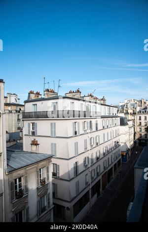 Paris, France. Août 2022. Les toits de zinc de Paris. Photo de haute qualité Banque D'Images