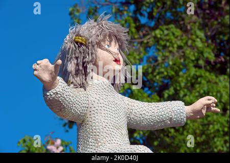 Gros plan d'une figure d'enfant sur une sculpture en pyramide d'oreillers par le sculpteur Constantin Skretsky à l'allée de Pejzazhna à Kiev, Ukraine Banque D'Images