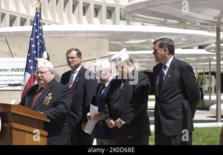Service HUD Memorial Day. HUD Memorial Day Service sujet, activités du service du jour du souvenir, animé par le secrétaire Mel Martinez, au siège de HUD. Banque D'Images