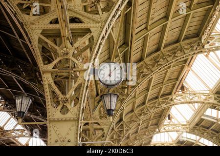 Saint-Pétersbourg, Russie - 07.11.2022: Intérieur de la gare de Vitebsk. Horloge romaine ronde et toit en verre de la gare ou de la station de métro. Douze Banque D'Images