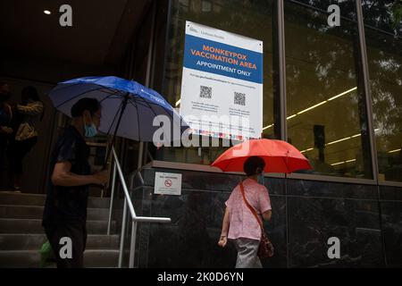New York, États-Unis. 6th septembre 2022. Des piétons marchent devant un site de vaccination contre la variole du singe à New York, aux États-Unis, le 6 septembre 2022. Credit: Michael Nagle/Xinhua/Alay Live News Banque D'Images