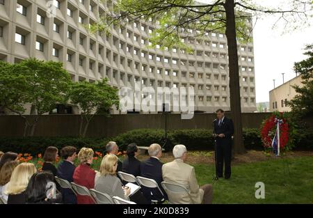Le secrétaire Mel Martinez à l'événement anniversaire de bombardement d'Oklahoma City. Le secrétaire Mel Martinez à l'occasion de l'anniversaire de bombardement d'Oklahoma City sujet de l'événement, le secrétaire Mel Martinez à l'événement du siège de HUD marquant l'anniversaire de l'attentat à la bombe perpétré en 1995 dans l'édifice fédéral Alfred P. Murrah à Oklahoma City, Oklahoma. Banque D'Images