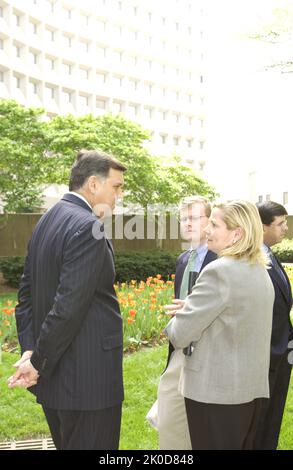 Le secrétaire Mel Martinez à l'événement anniversaire de bombardement d'Oklahoma City. Le secrétaire Mel Martinez à l'occasion de l'anniversaire de bombardement d'Oklahoma City sujet de l'événement, le secrétaire Mel Martinez à l'événement du siège de HUD marquant l'anniversaire de l'attentat à la bombe perpétré en 1995 dans l'édifice fédéral Alfred P. Murrah à Oklahoma City, Oklahoma. Banque D'Images