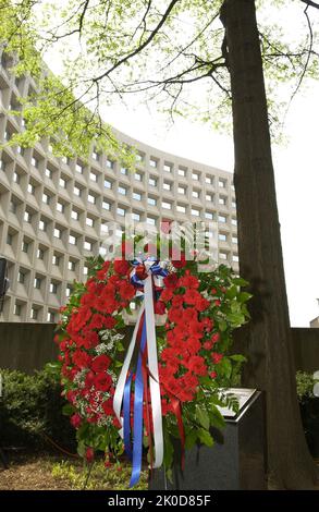 Le secrétaire Mel Martinez à l'événement anniversaire de bombardement d'Oklahoma City. Le secrétaire Mel Martinez à l'occasion de l'anniversaire de bombardement d'Oklahoma City sujet de l'événement, le secrétaire Mel Martinez à l'événement du siège de HUD marquant l'anniversaire de l'attentat à la bombe perpétré en 1995 dans l'édifice fédéral Alfred P. Murrah à Oklahoma City, Oklahoma. Banque D'Images