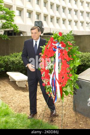 Le secrétaire Mel Martinez à l'événement anniversaire de bombardement d'Oklahoma City. Le secrétaire Mel Martinez à l'occasion de l'anniversaire de bombardement d'Oklahoma City sujet de l'événement, le secrétaire Mel Martinez à l'événement du siège de HUD marquant l'anniversaire de l'attentat à la bombe perpétré en 1995 dans l'édifice fédéral Alfred P. Murrah à Oklahoma City, Oklahoma. Banque D'Images