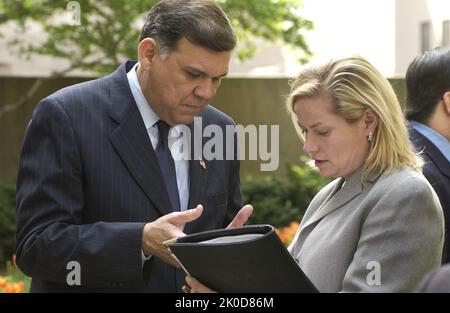 Le secrétaire Mel Martinez à l'événement anniversaire de bombardement d'Oklahoma City. Le secrétaire Mel Martinez à l'occasion de l'anniversaire de bombardement d'Oklahoma City sujet de l'événement, le secrétaire Mel Martinez à l'événement du siège de HUD marquant l'anniversaire de l'attentat à la bombe perpétré en 1995 dans l'édifice fédéral Alfred P. Murrah à Oklahoma City, Oklahoma. Banque D'Images