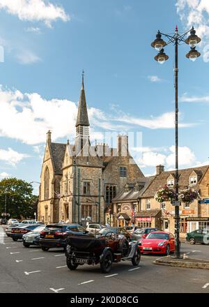 Place du marché à Stow-on-the-Wold avec l'information des visiteurs et la bibliothèque à l'arrière Banque D'Images