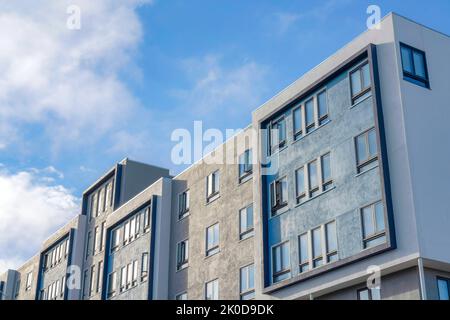 Vue à angle bas d'un immeuble d'appartements au design moderne à San Francisco, Californie. Façade extérieure d'un appartement avec des murs bleus et gris Banque D'Images