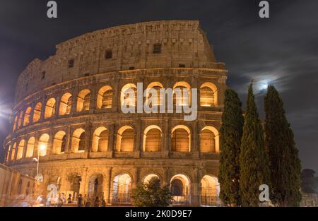 Vue nocturne du Colisée de Rome, Italie. Banque D'Images