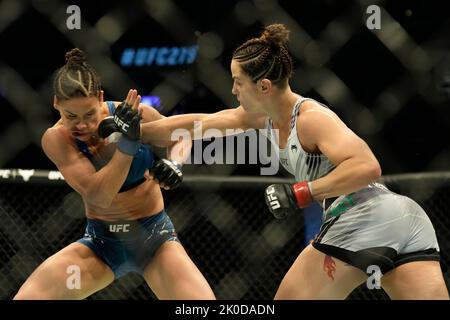 10 septembre 2022, Las Vegas, Nevada, LAS VEGAS, NV, Etats-Unis: LAS VEGAS, NV - 10 septembre: Norma Dumont et Danyelle Wolf se rencontrent dans l'octogone pour une série de 3 tours à T-Mobile Arena pour l'événement UFC 279 sur 10 septembre 2022 à Las Vegas, NV, Etats-Unis. (Credit image: © Louis Grasse/PX Imagens via ZUMA Press Wire) Banque D'Images