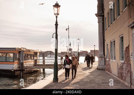 Venise, Italie - avril 21 : touristes à côté de la zone d'embarquement pour le vaporetto à Venise sur 21 avril 2022 Banque D'Images