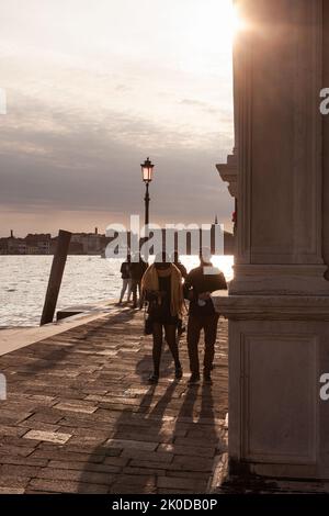 Venise, Italie - avril 21 : touristes marchant au coucher du soleil à Venise sur 21 avril 2022 Banque D'Images