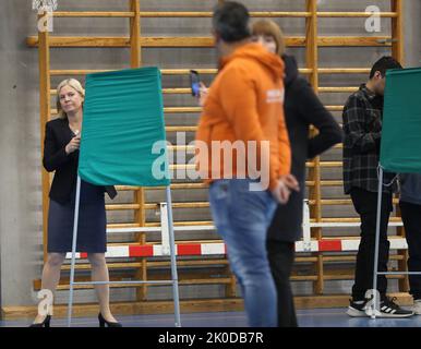 Le Premier ministre suédois et chef du Parti social-démocrate Magdalena Andersson votent pour les élections générales dans un bureau de vote à Nacka à l'extérieur de Stockholm, en Suède, le jour de l'élection 11 septembre 2022. Photo: Ali Lorestani/TT Kod 11950 crédit: TT News Agency/Alay Live News Banque D'Images