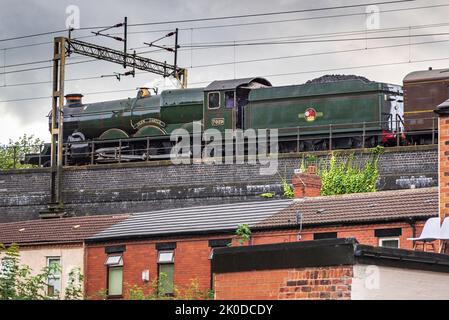 GWR 4073 locomotive à vapeur de classe 7029 Clun Castle transportant le Mersey Explorer railtour de la Tyseley Steam Trust à Brmingham à Liverpool Lime St Banque D'Images