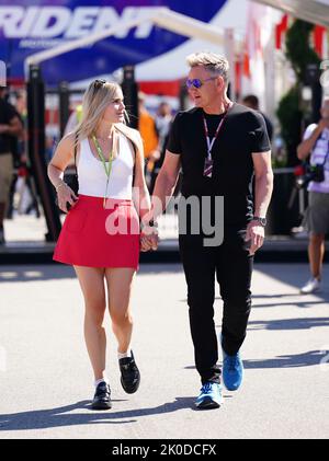 Le célèbre chef Gordon Ramsey avec sa fille Holly Anna Ramsay arrive avant le Grand Prix d'Italie sur le circuit de Monza en Italie. Date de la photo: Dimanche 11 septembre 2022. Banque D'Images