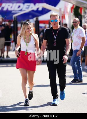 Le célèbre chef Gordon Ramsey avec sa fille Holly Anna Ramsay arrive avant le Grand Prix d'Italie sur le circuit de Monza en Italie. Date de la photo: Dimanche 11 septembre 2022. Banque D'Images