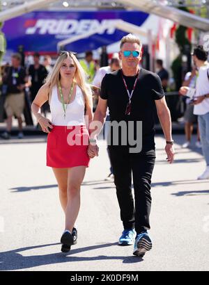 Le célèbre chef Gordon Ramsey avec sa fille Holly Anna Ramsay arrive avant le Grand Prix d'Italie sur le circuit de Monza en Italie. Date de la photo: Dimanche 11 septembre 2022. Banque D'Images