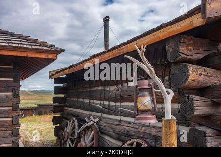 Sous le ciel couvert de Cody, Wyoming se trouve les vestiges d'une vieille ville de l'époque du Far West. Gros plan d'une lanterne tenue par un cerf-bois. Banque D'Images