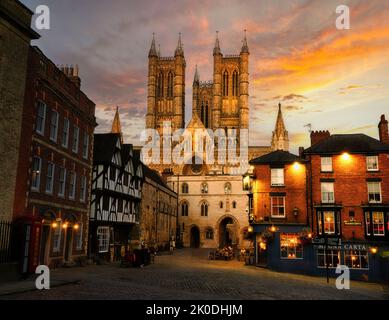 Le soleil couchant illumine les nuages offrant une magnifique toile de fond digne de la majesté de la cathédrale de Lincoln. Banque D'Images