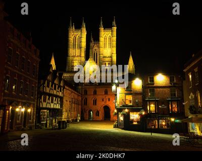 La très belle cathédrale de Lincoln la nuit en regardant le long de Castle Hill vers la porte de l'Échiquier. Banque D'Images