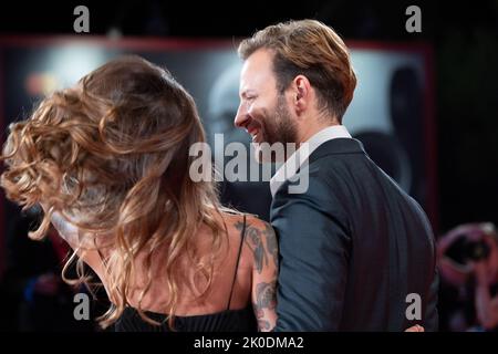 Lido Di Venezia, Italie. 10th septembre 2022. Alessandro Borghi et Irene Forti assistent au tapis rouge « The Hanging Sun » au Festival international du film de Venise 79th sur 10 septembre 2022 à Venise, en Italie. © photo: Cinzia Camela. Crédit : Agence photo indépendante/Alamy Live News Banque D'Images