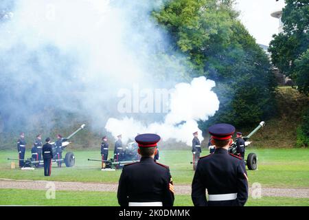 Les membres du bataillon du régiment royal gallois de 3rd ont lancé un hommage de 21 armes à feu pour le nouveau roi lors de la cérémonie de proclamation de l'accession au château de Cardiff, au pays de Galles, proclamant publiquement le roi Charles III comme nouveau monarque. Date de la photo: Dimanche 11 septembre 2022. Banque D'Images