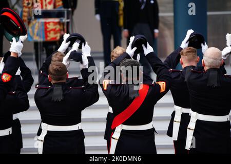 Les membres du bataillon du régiment royal gallois de 3rd applaudisent trois fois le nouveau roi lors de la cérémonie de proclamation de l'accession au château de Cardiff, au pays de Galles, proclamant publiquement le roi Charles III comme nouveau monarque. Date de la photo: Dimanche 11 septembre 2022. Banque D'Images