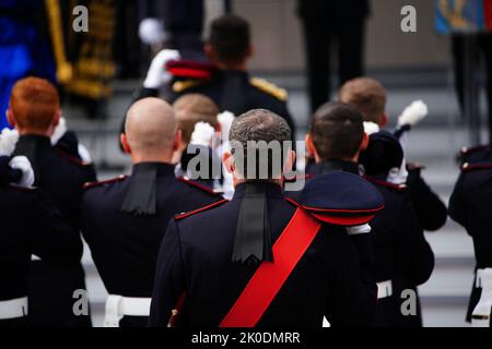 Des membres du bataillon du Royal Welsh de 3rd lors de la cérémonie de proclamation de l'accession au château de Cardiff, au pays de Galles, proclament publiquement le roi Charles III comme nouveau monarque. Date de la photo: Dimanche 11 septembre 2022. Banque D'Images