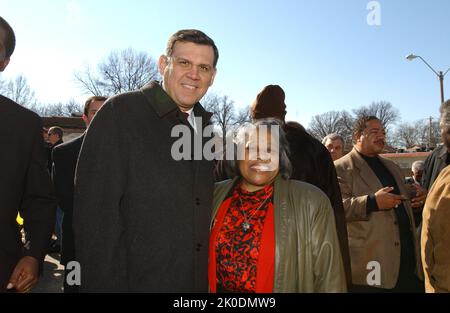 Secrétaire Mel Martinez à Memphis, Tennessee. Secrétaire Mel Martinez à Memphis, Tennessee sujet, visite de la Secrétaire Mel Martinez à Memphis, Tennessee pour des événements honorant Martin Luther King, Jr. Anniversaire, y compris l'annonce, avec le maire de Memphis Willie Herenton, d'une nouvelle initiative HUD pour stimuler le développement économique et la croissance de l'emploi dans la ville par le biais de partenariats public-privé. Le secrétaire a comparu avec le maire Herenton et le musicien Isaac Hayes sur le futur site du Musée STAX de la musique d'âme américaine et de l'Académie de musique STAX, en cours de développement avec des organismes privés à but non lucratif et locaux, état Banque D'Images