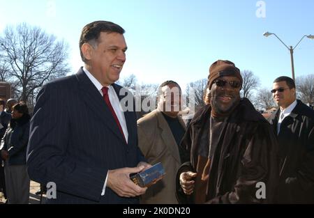Secrétaire Mel Martinez à Memphis, Tennessee. Secrétaire Mel Martinez à Memphis, Tennessee sujet, visite de la Secrétaire Mel Martinez à Memphis, Tennessee pour des événements honorant Martin Luther King, Jr. Anniversaire, y compris l'annonce, avec le maire de Memphis Willie Herenton, d'une nouvelle initiative HUD pour stimuler le développement économique et la croissance de l'emploi dans la ville par le biais de partenariats public-privé. Le secrétaire a comparu avec le maire Herenton et le musicien Isaac Hayes sur le futur site du Musée STAX de la musique d'âme américaine et de l'Académie de musique STAX, en cours de développement avec des organismes privés à but non lucratif et locaux, état Banque D'Images