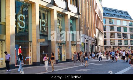 Shadowstraße à Düsseldorf, l'une des rues commerçantes les plus fréquentées et les plus fréquentées d'Allemagne. Banque D'Images