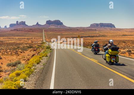 Vue panoramique classique du motocycliste sur la route 163 historique des États-Unis qui traverse la célèbre Monument Valley, Utah, États-Unis Banque D'Images