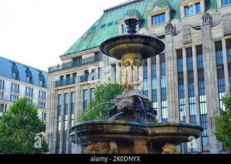 La fontaine historique Cornelius, construite en 1882, en face du grand magasin Kaufhof dans le centre-ville de Düsseldorf/Allemagne. Banque D'Images