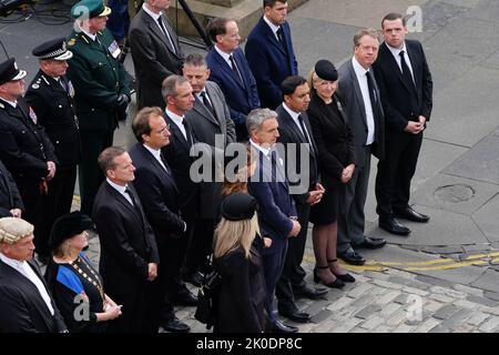 (Avant gauche-droite ) Solliciteur général de l'Écosse Ruth Charteris, Lord avocat du gouvernement écossais Dorothy bain, chef des libéraux-démocrates écossais Alex Cole-Hamilton, Chef du travail écossais Anas Sarwar, Président du Parlement écossais Alison Johnstone, Secrétaire écossaise Alister Jack, Et le chef conservateur écossais Douglas Ross lors d'une cérémonie de proclamation d'accession à Mercat Cross, à Édimbourg, proclamant publiquement le roi Charles III comme nouveau monarque. Date de la photo: Dimanche 11 septembre 2022. Banque D'Images