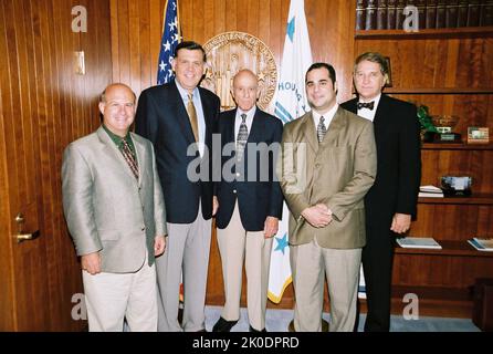 La secrétaire Mel Martinez avec des visiteurs honorant des soldats inconnus. La secrétaire Mel Martinez avec les visiteurs honorant les soldats inconnus sujet, la secrétaire Mel Martinez recevant la visite au siège de HUD du groupe, y compris Bill Demetere, Sr., Bill Demetere, Jr., Neil Demetere, Guy Colado et Sidney Lenz, consacrés à la mémoire des soldats inconnus. Banque D'Images