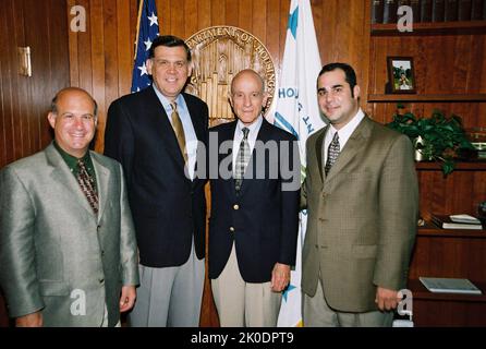 La secrétaire Mel Martinez avec des visiteurs honorant des soldats inconnus. La secrétaire Mel Martinez avec les visiteurs honorant les soldats inconnus sujet, la secrétaire Mel Martinez recevant la visite au siège de HUD du groupe, y compris Bill Demetere, Sr., Bill Demetere, Jr., Neil Demetere, Guy Colado et Sidney Lenz, consacrés à la mémoire des soldats inconnus. Banque D'Images