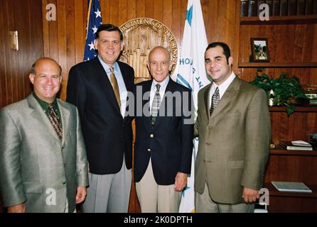 La secrétaire Mel Martinez avec des visiteurs honorant des soldats inconnus. La secrétaire Mel Martinez avec les visiteurs honorant les soldats inconnus sujet, la secrétaire Mel Martinez recevant la visite au siège de HUD du groupe, y compris Bill Demetere, Sr., Bill Demetere, Jr., Neil Demetere, Guy Colado et Sidney Lenz, consacrés à la mémoire des soldats inconnus. Banque D'Images
