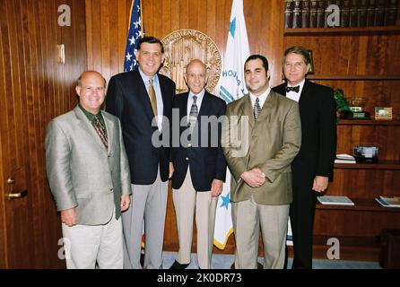 La secrétaire Mel Martinez avec des visiteurs honorant des soldats inconnus. La secrétaire Mel Martinez avec les visiteurs honorant les soldats inconnus sujet, la secrétaire Mel Martinez recevant la visite au siège de HUD du groupe, y compris Bill Demetere, Sr., Bill Demetere, Jr., Neil Demetere, Guy Colado et Sidney Lenz, consacrés à la mémoire des soldats inconnus. Banque D'Images