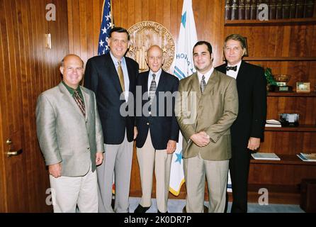 La secrétaire Mel Martinez avec des visiteurs honorant des soldats inconnus. La secrétaire Mel Martinez avec les visiteurs honorant les soldats inconnus sujet, la secrétaire Mel Martinez recevant la visite au siège de HUD du groupe, y compris Bill Demetere, Sr., Bill Demetere, Jr., Neil Demetere, Guy Colado et Sidney Lenz, consacrés à la mémoire des soldats inconnus. Banque D'Images