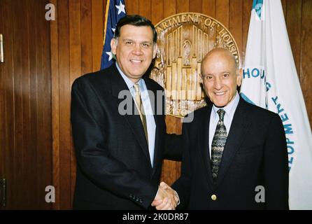 La secrétaire Mel Martinez avec des visiteurs honorant des soldats inconnus. La secrétaire Mel Martinez avec les visiteurs honorant les soldats inconnus sujet, la secrétaire Mel Martinez recevant la visite au siège de HUD du groupe, y compris Bill Demetere, Sr., Bill Demetere, Jr., Neil Demetere, Guy Colado et Sidney Lenz, consacrés à la mémoire des soldats inconnus. Banque D'Images